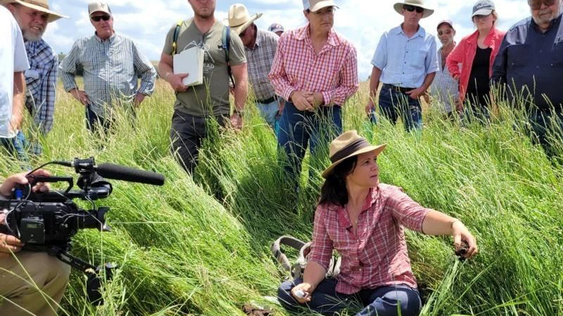 Nicole from Integrity Soils discusses Regenerative Agriculture with farmers
